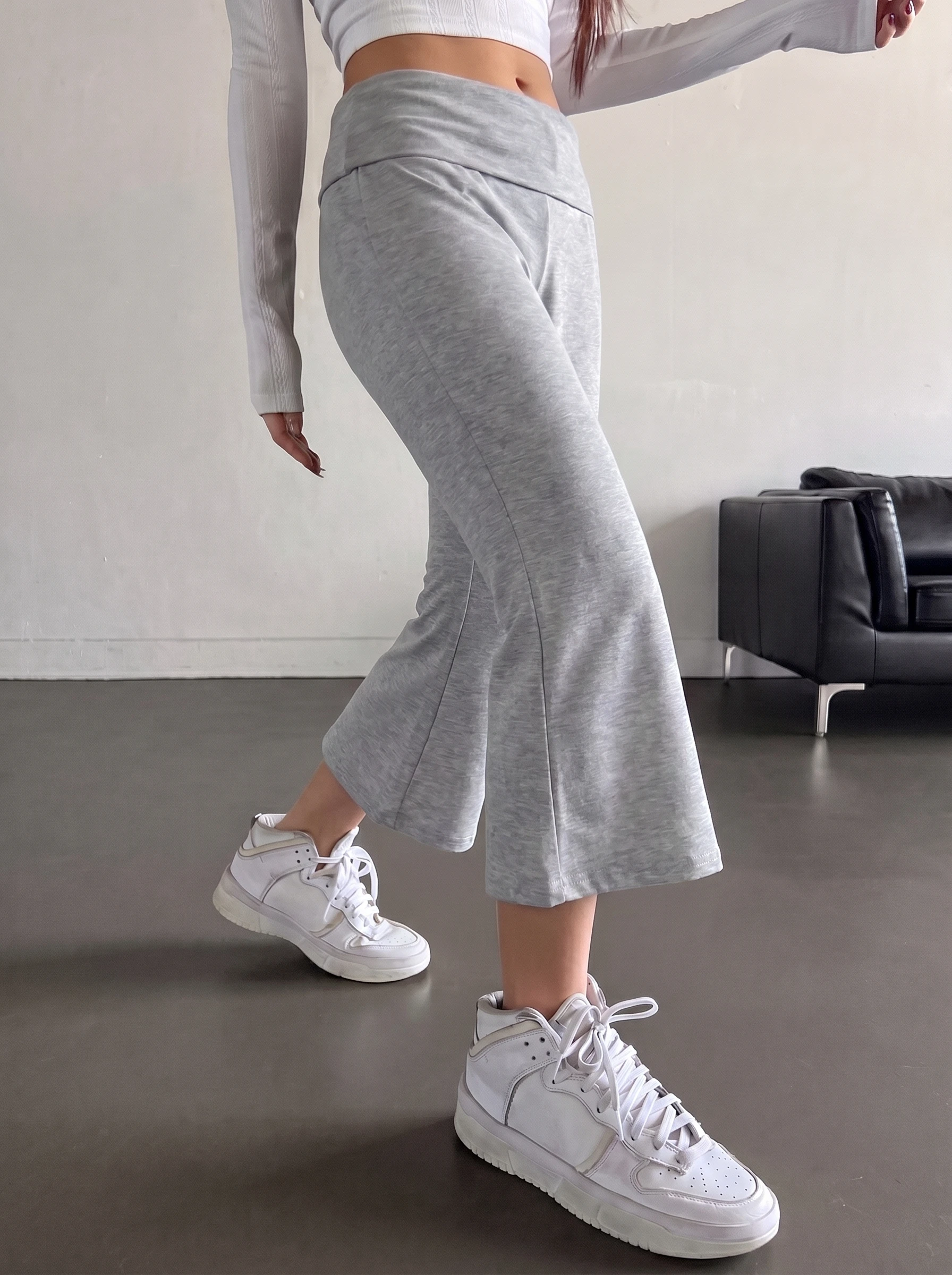 High-Waisted Capri Pants - Image 2